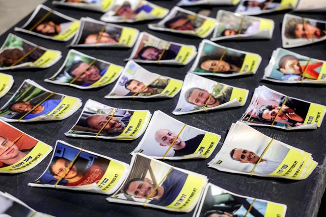 Фотографії ізраїльських заручників, виставлені під час антиурядового протесту, організованого родинами ізраїльських заручників, біля Тель-Авівського музею мистецтв (відомого як